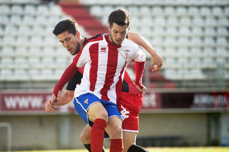 Santi Luque pelea ante un rival.