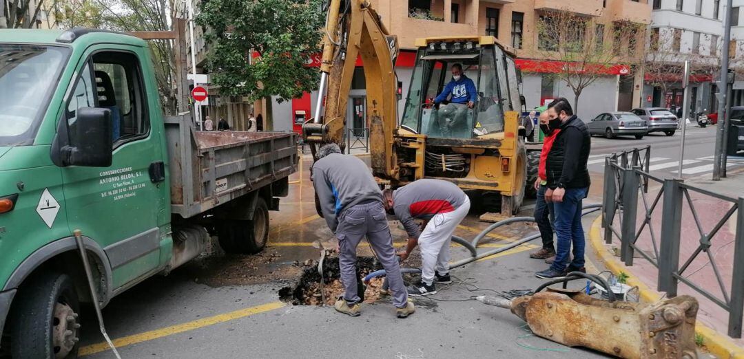 Operarios en una reciente reparación