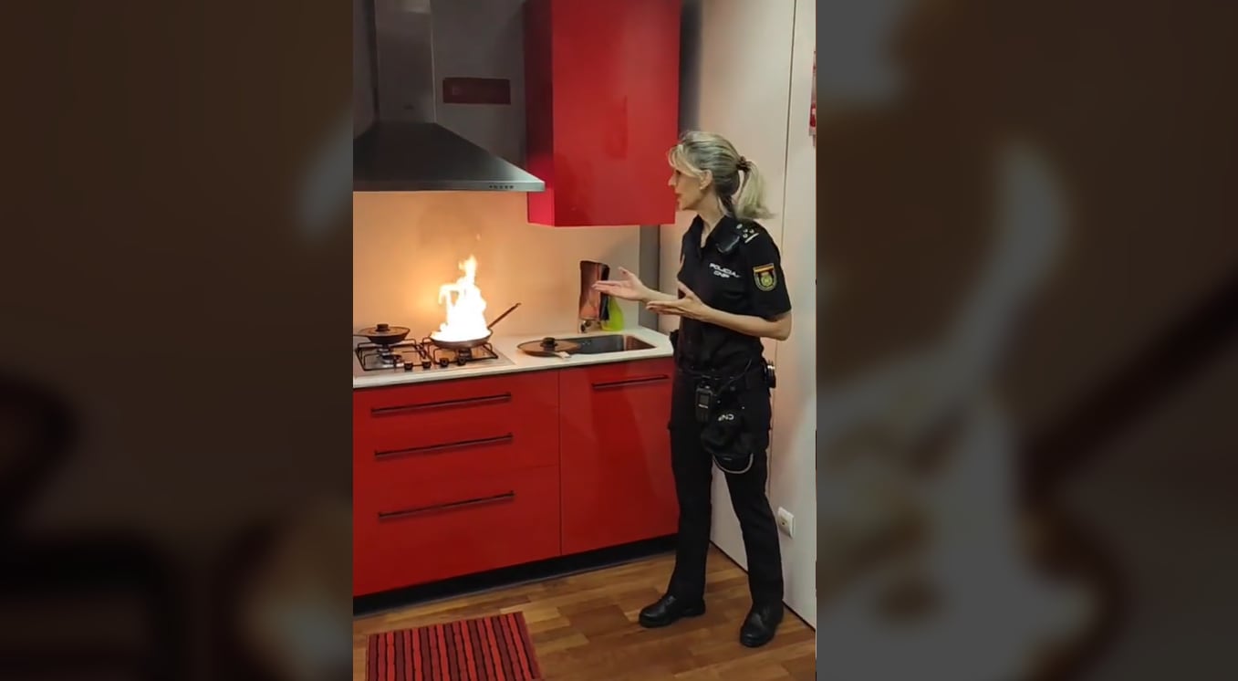 Una agente de policía asiste a un incendio en una cocina.