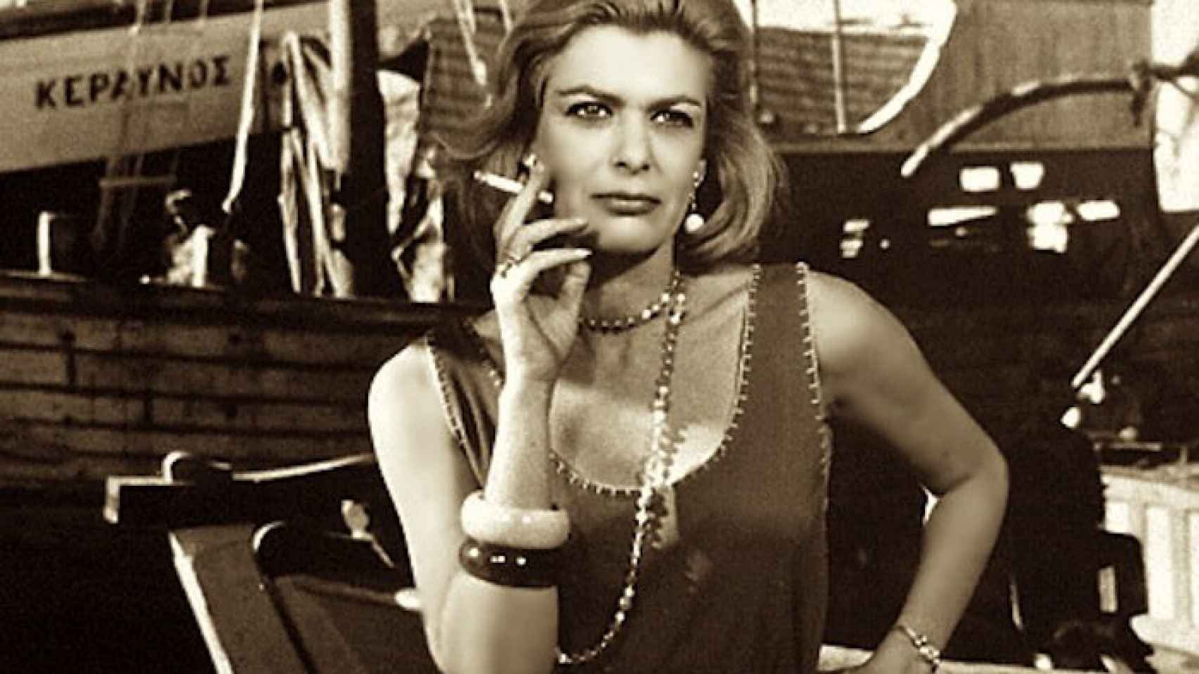 Melina Mercouri en una escena de la película Nunca en domingo.