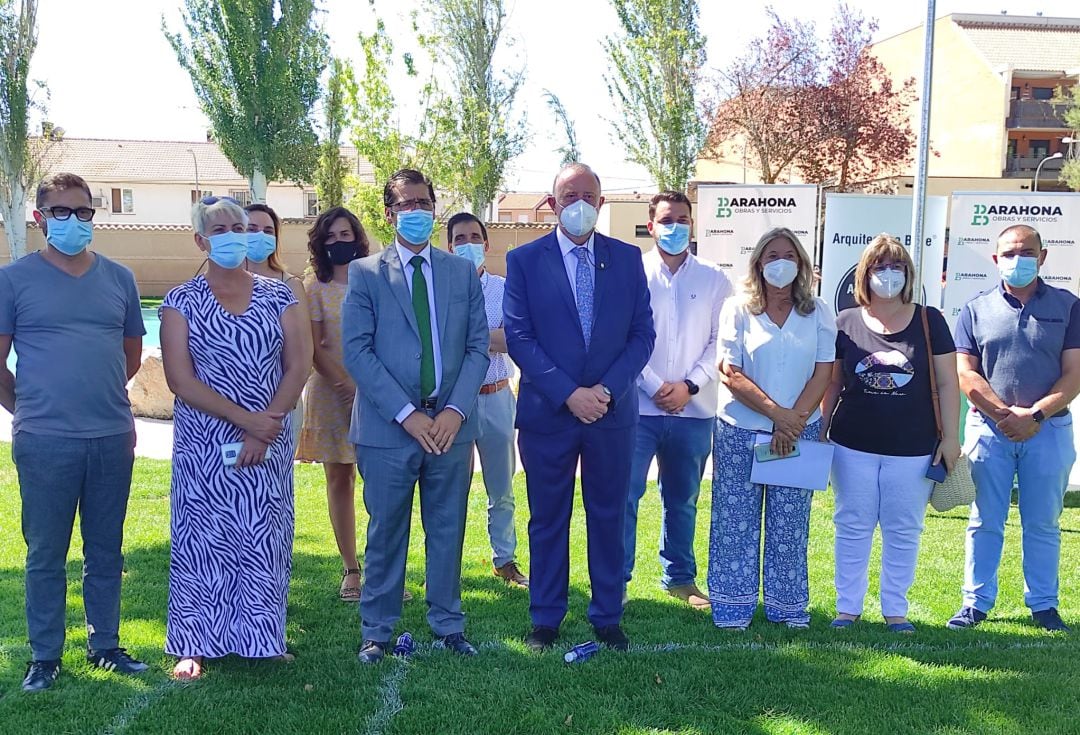 Jose Manuel Caballero, presidente de la Diputación y Dionisio Moreno, alcalde de Carrión, junto a otras autoridades de la comarca, durante la inaguración de la piscina