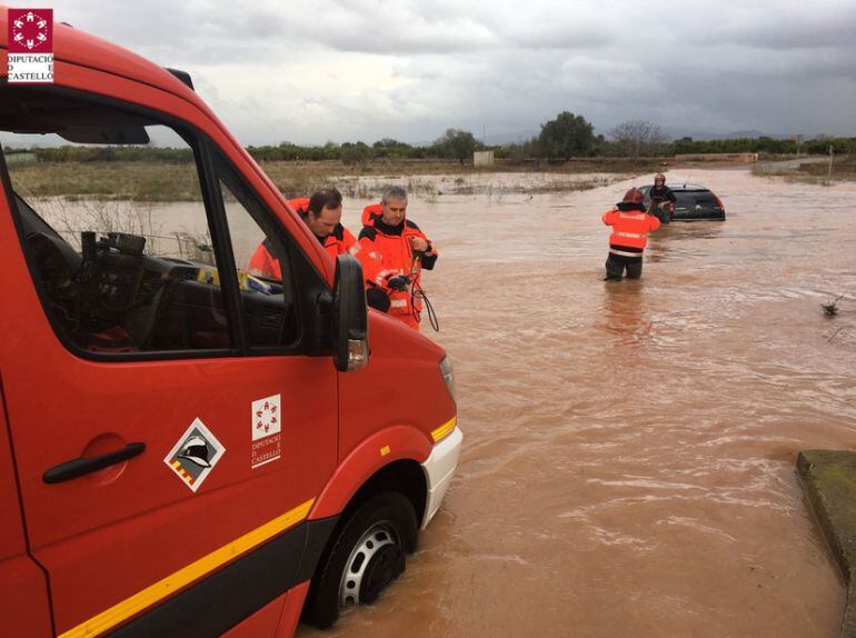 Bomberos del Consorcio provincial de Castellón rescatan a un conductor atrapado por el agua