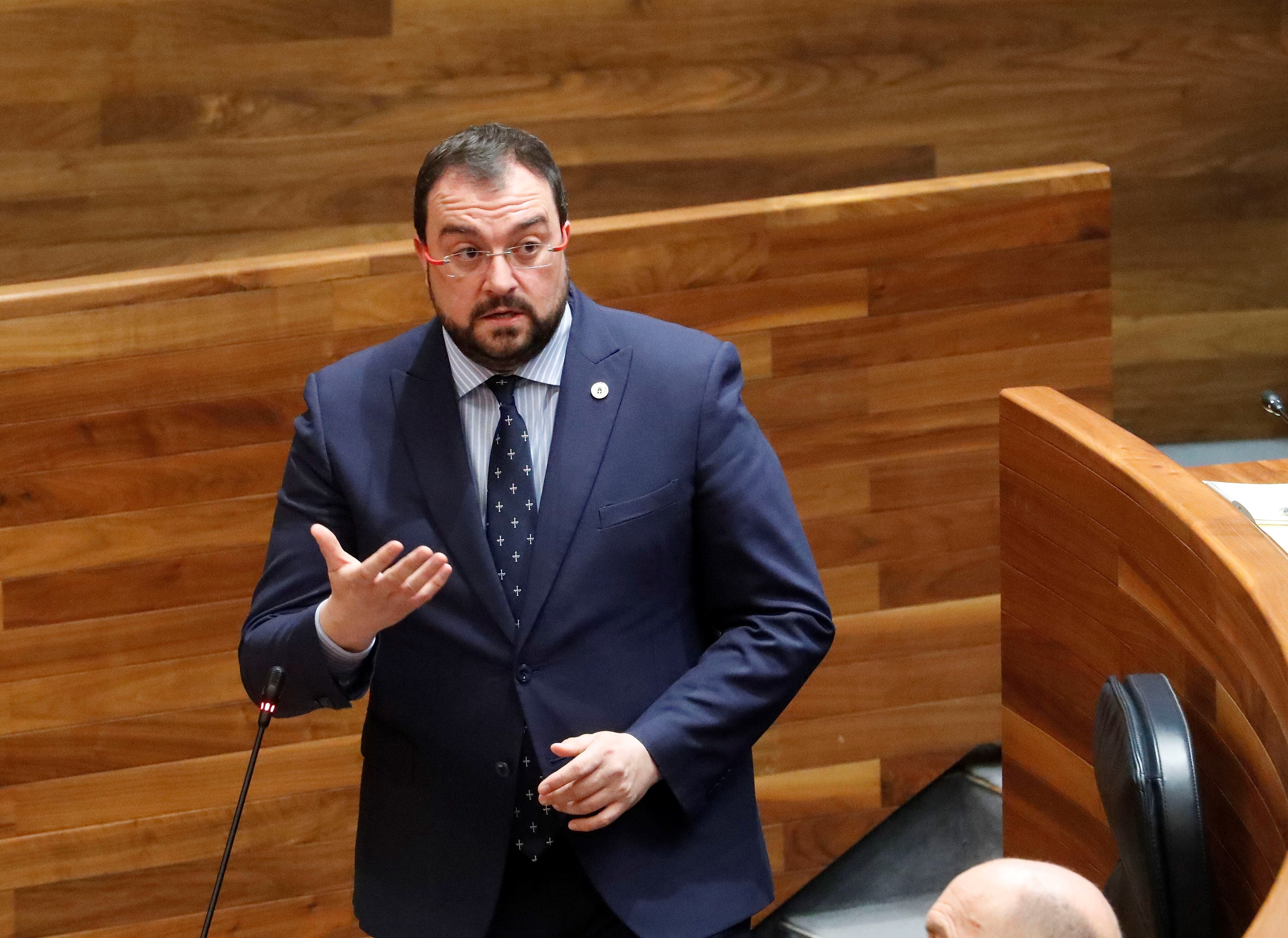 Adrián Barbón, en el turno de Preguntas al Presidente en la Junta General del Principado