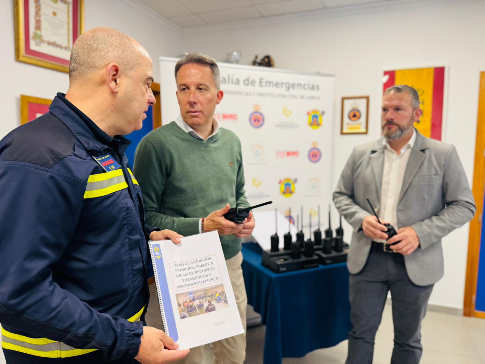 Fulgencio Gil junto al jefe de Emergencias, Ricardo Villalba y José Martínez, edil de Emergencias
