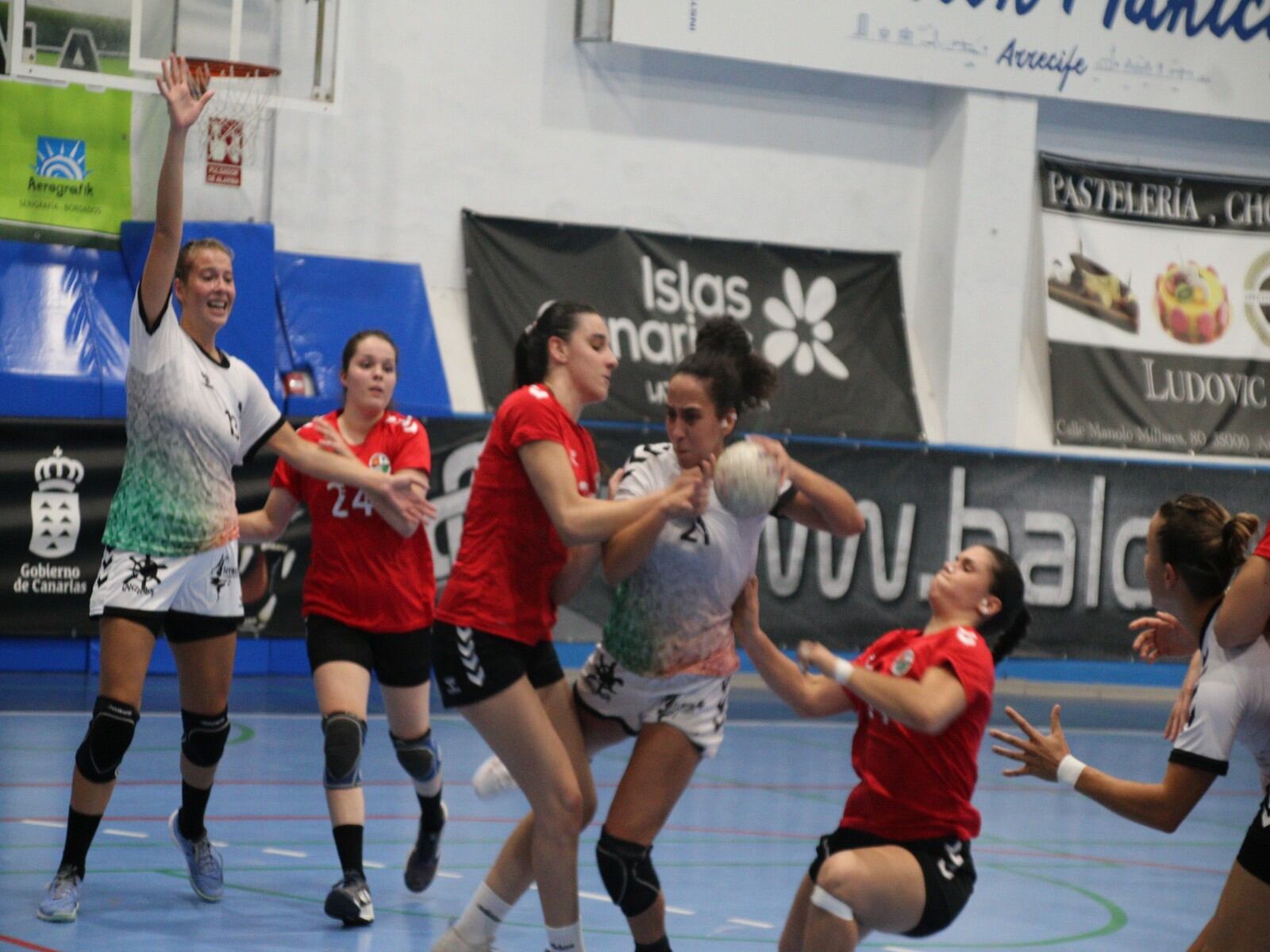 Una de las jugadoras del CICAR Lanzarote Ciudad de Arrecife intentando acercarse a la portería contraria.