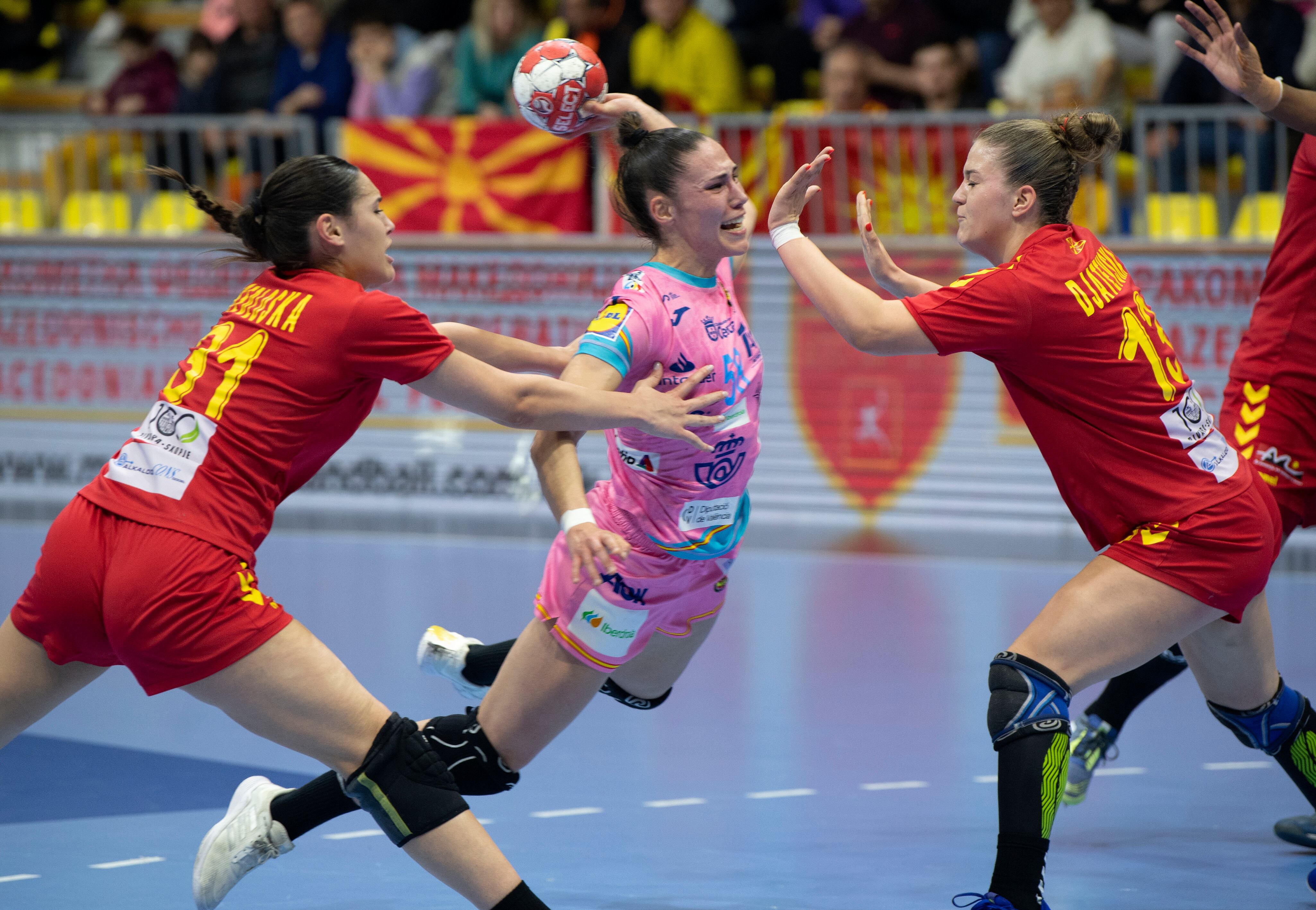 Skopje (Republic Of North Macedonia), 29/02/2024.- Maria Prieto O'Mullony (C) of Spain in action against Andrea Sedloska (L) and Ivana Djatevska (R) of North Macedonia during the European Women's Handball Championship qualifier between North Macedonia and Spain in Skopje, Republic of North Macedonia, 29 February 2024. (Balonmano, España) EFE/EPA/Georgi Licovski