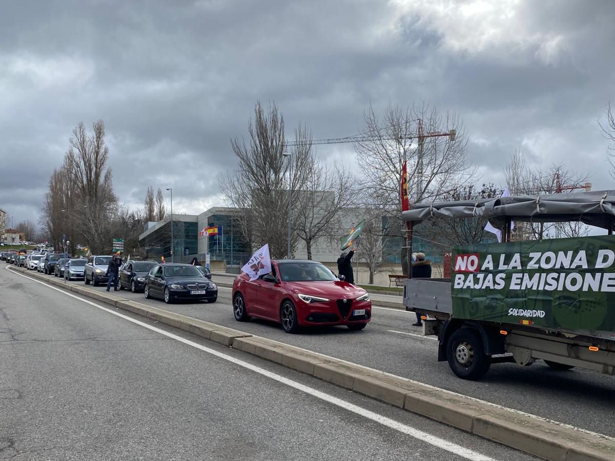 Medio centenar de coches protestan contra la Zona de Bajas Emisiones