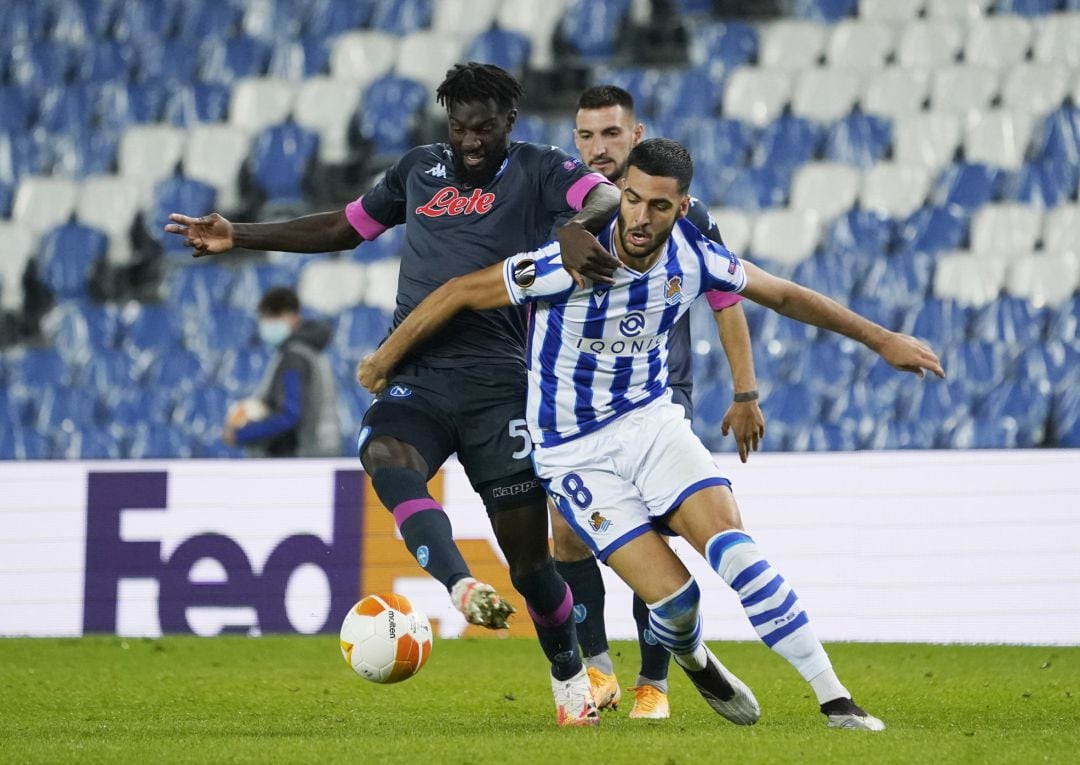 Merino pugna por un balón con Bakayoko