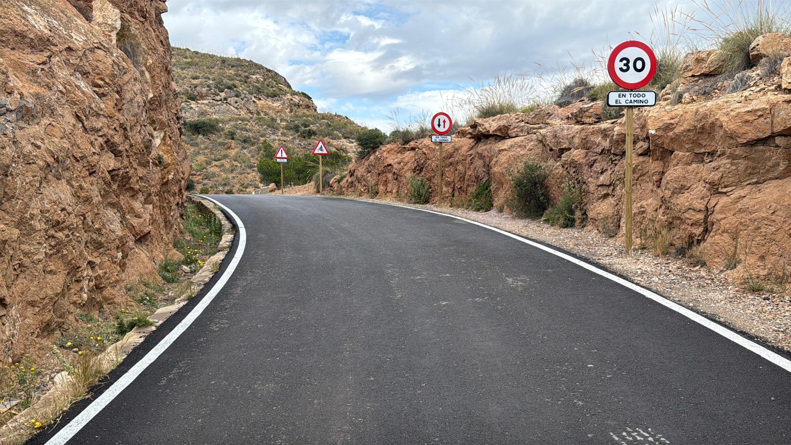 La Demarcación de Costas del Estado ha llevado a cabo una nueva pavimentación en los 7 kms de trazado de la carretera y mejorado las zonas de aparcamiento