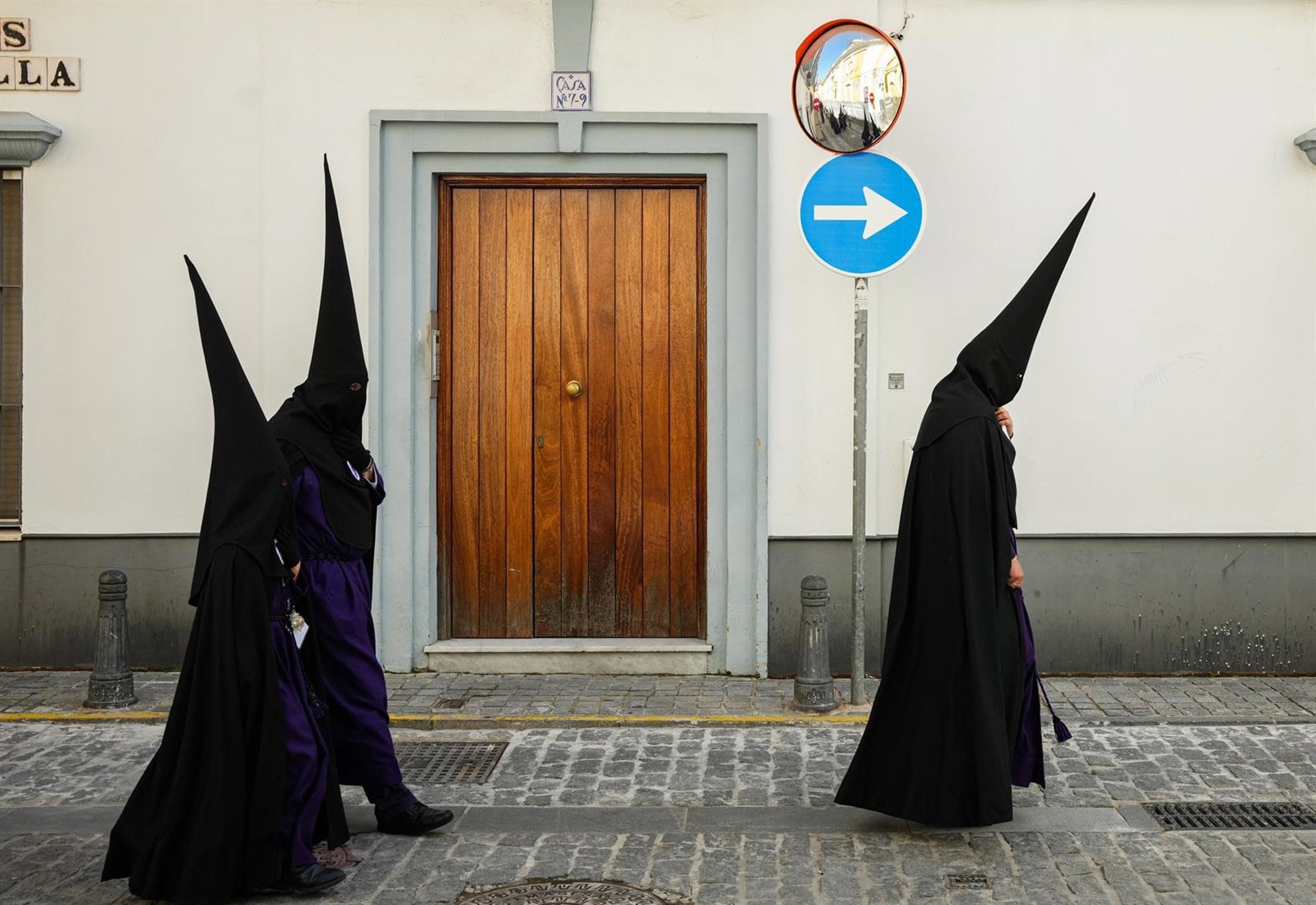 Nazarenos de San Bernardo camino del templo