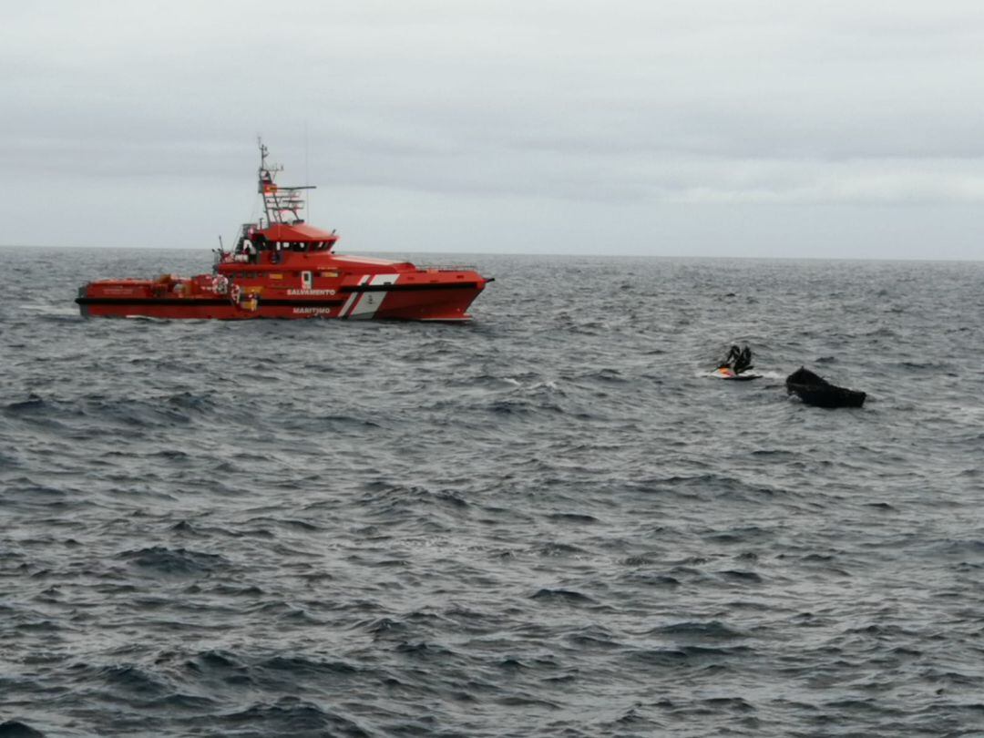 Salvamento Marítimo remolcando la patera llegada al Charco del Palo el pasado martes.