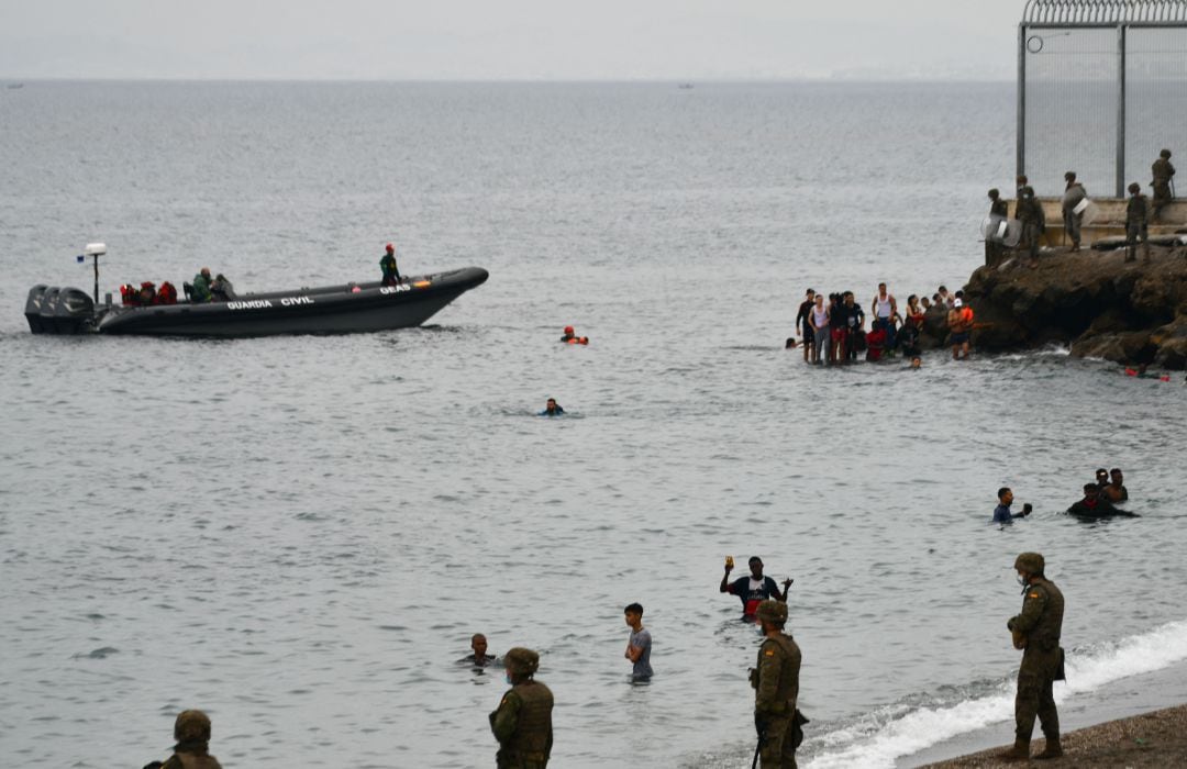 Imagen de la entrada de miles de migrantes en El Tarajal, Ceuta, el pasado mayo