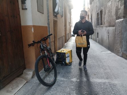 Sebas Vilches reparte comida a domicilio con su bicicleta.