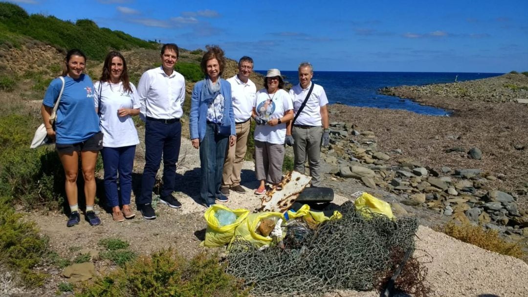 Doña Sofía estuvo en Maó para ver los problemas de los residuos en el mar.