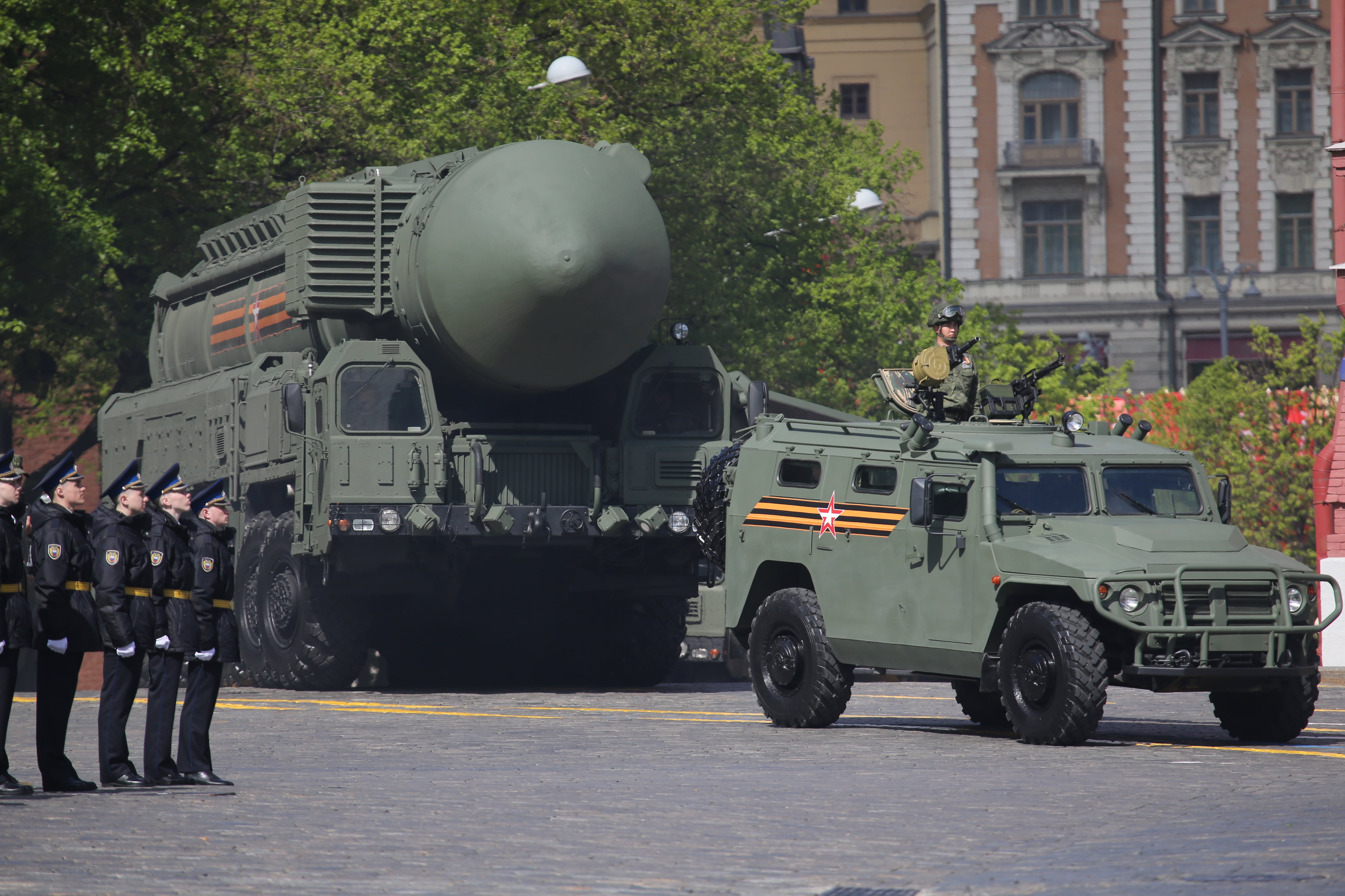 Un misil nuclear ruso que el ejército ruso mostró en el desfile del pasado mes de mayo en la Plaza Roja de Moscú