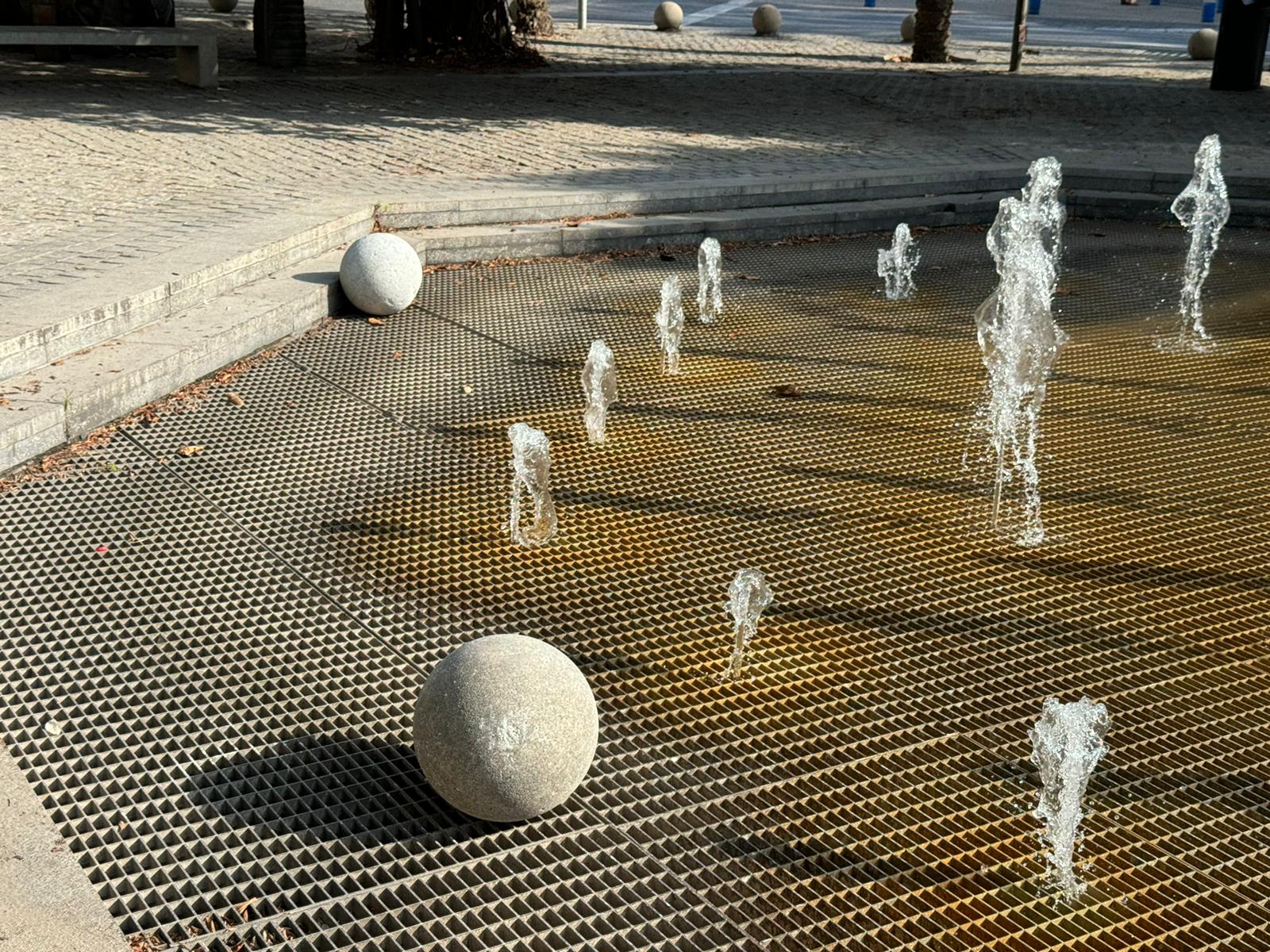 Bolardos sueltos en la fuente de la Plaza de España de Alicante. Foto: Daniel Rodríguez