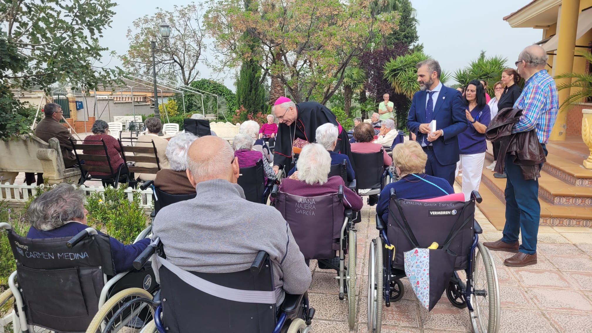 El Obispo de Jaén visitó la residencia Santa Teresa del Carmelo seglar de Linares