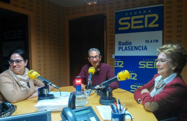 Integrantes del grupo de Teatro de la Universidad de Mayores y la presidenta de Red Madre Plasencia en los estudios de la SER