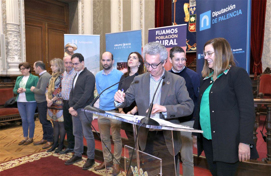 Firma del protocolo "Hola Pueblo"