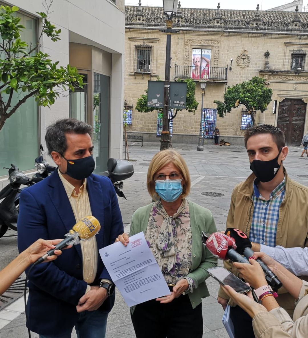 María José García Pelayo atendiendo a los medios de comunicación en Jerez