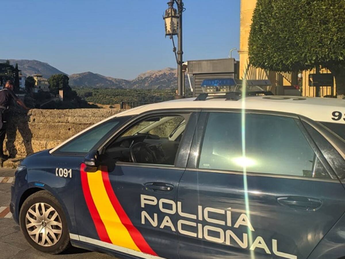 La Policía Nacional auxilia a un turista alemán que sufrió una caída cuando realizaba una ruta senderista por el Tajo de Ronda