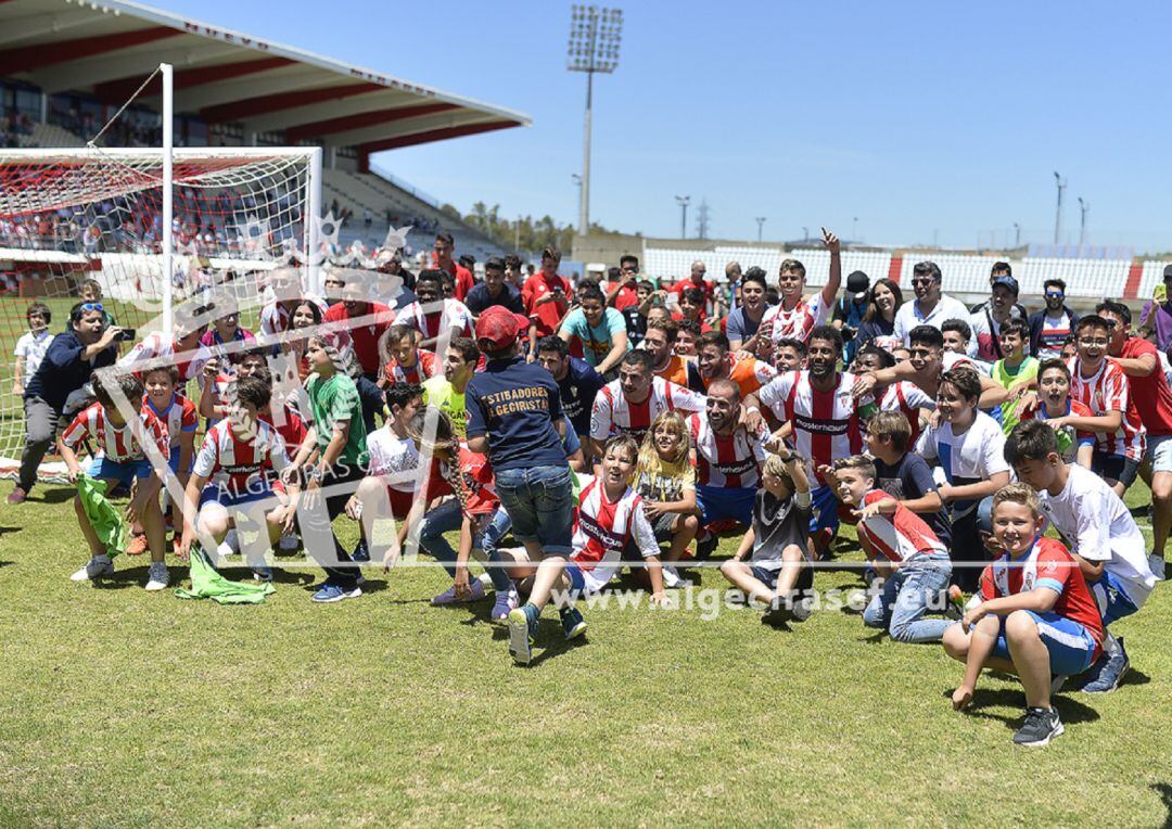 La plantilla festeja el triunfo ante la Unión.