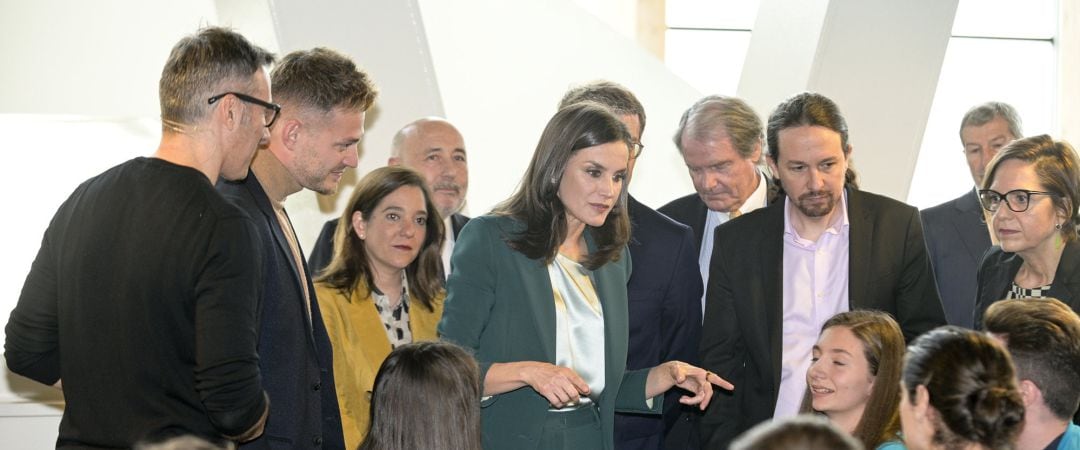 La Reina Letizia (centro) a su llegada al acto de proclamación del ganador del &#039;Premio Fundación Princesa de Girona 2020&#039; en la categoría de &#039;Social&#039;, junto al vicepresidente segundo, Pablo Iglesias en el Centro Sociocultural Ágora