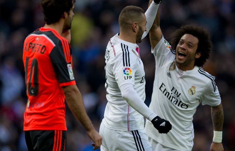 El lateral brasileño felicita a Benzema en el partido ante la Real Sociedad.