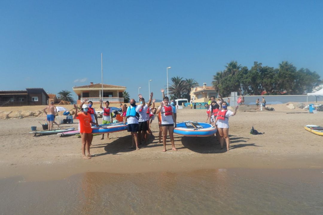 Miembros de la Fundación Espurna con tablas de paddle surf