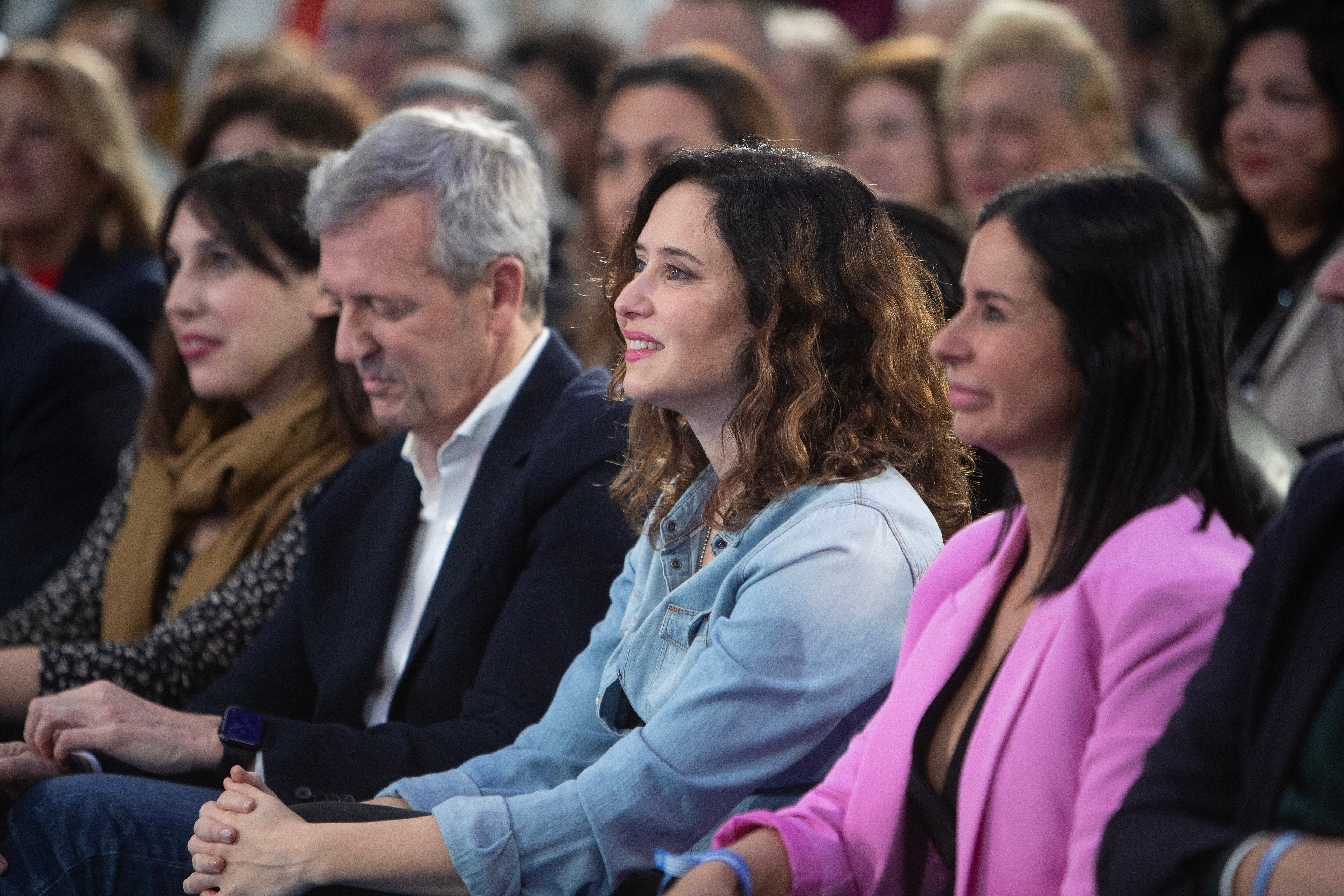 El presidente de la Xunta de Galicia, Alfonso Rueda (2i), junto a la presidenta de la Comunidad de Madrid, Isabel Díaz Ayuso (c), participan en un acto electoral celebrado este jueves en Vigo.
