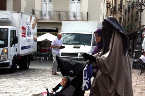 Una dona vestida amb niqab, passejant per la plaça Mercadal de Reus, el juliol del 2013