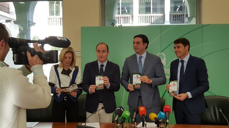 La consejera delegada de Cetursa, María José López; el concejal de Deportes de Granada, Juan García Montero; el consejero de Turismo de la Junta, Francisco Javier Fernández; y el vicepresidente de la Diputación, Pedro Fernández, presentan el acuerdo de fomento del esquí