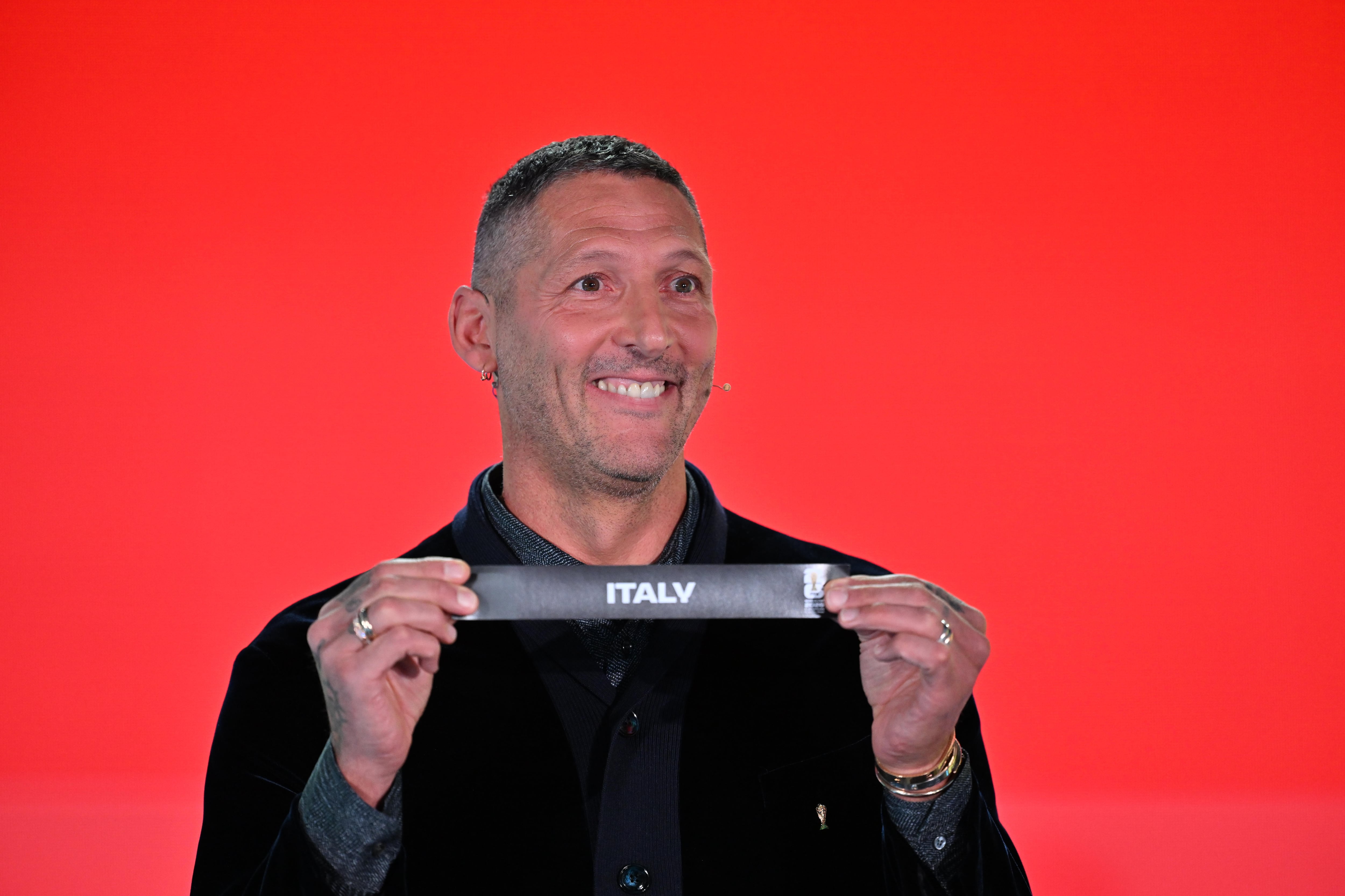 Marco Materazzi saca la papeleta de Italia durante el sorteo de la repesca del Mundial
