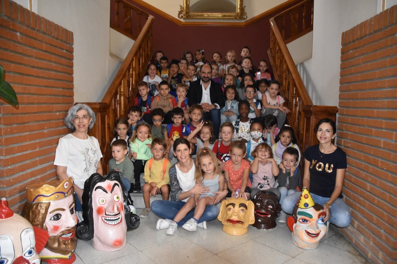 Alumnos del colegio La Merced visitando los gigantes y cabezudos de Barbastro