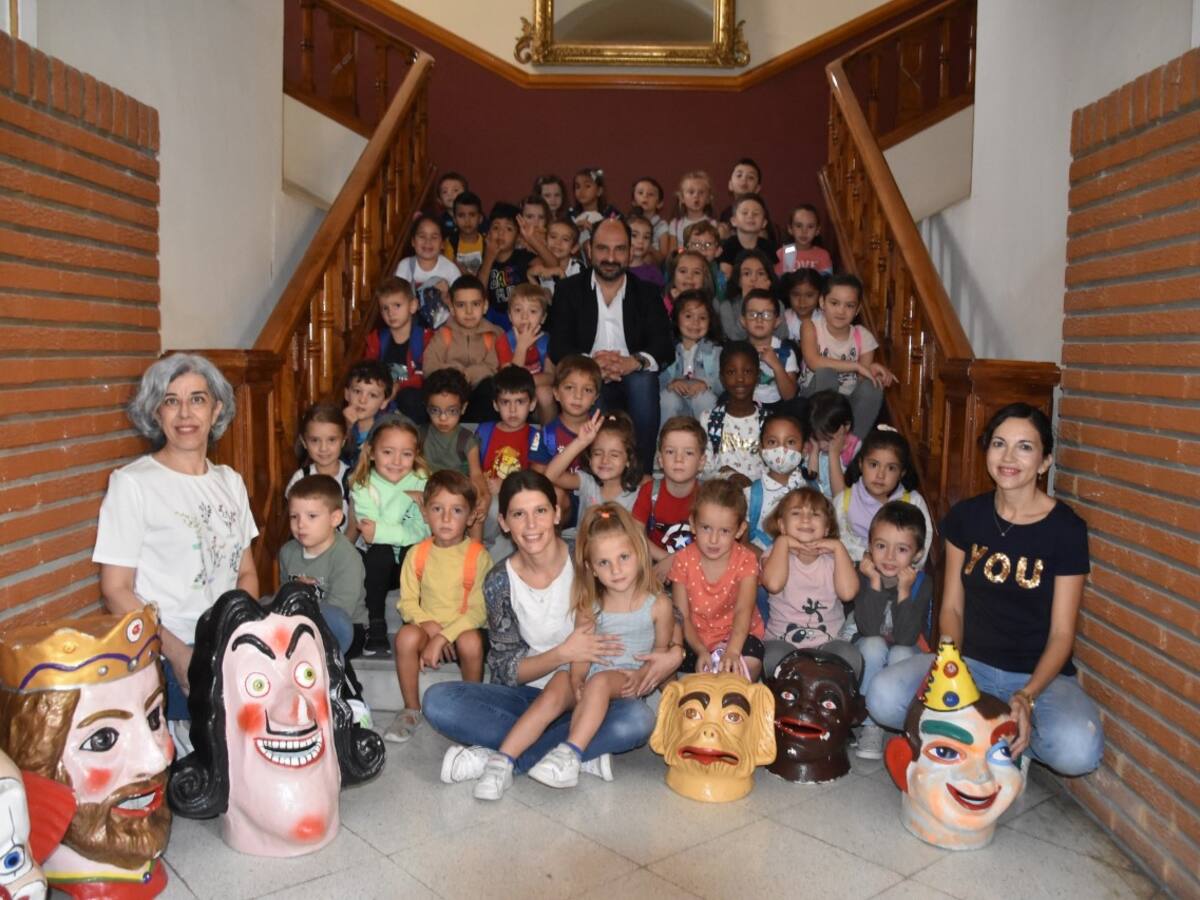 Visita a los gigantes y cabezudos de los alumnos del colegio de La Merced