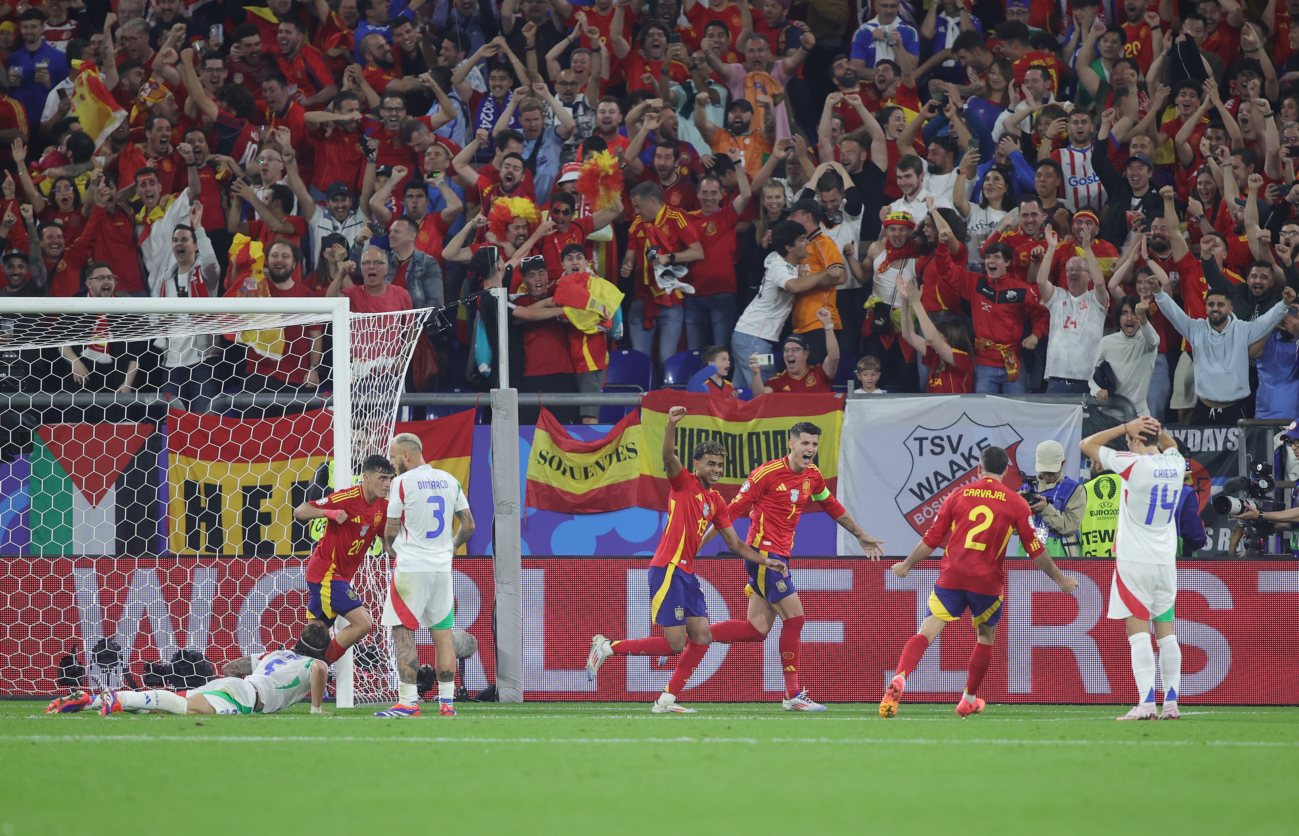 Lamine Yamal y Morata celebran el gol de España