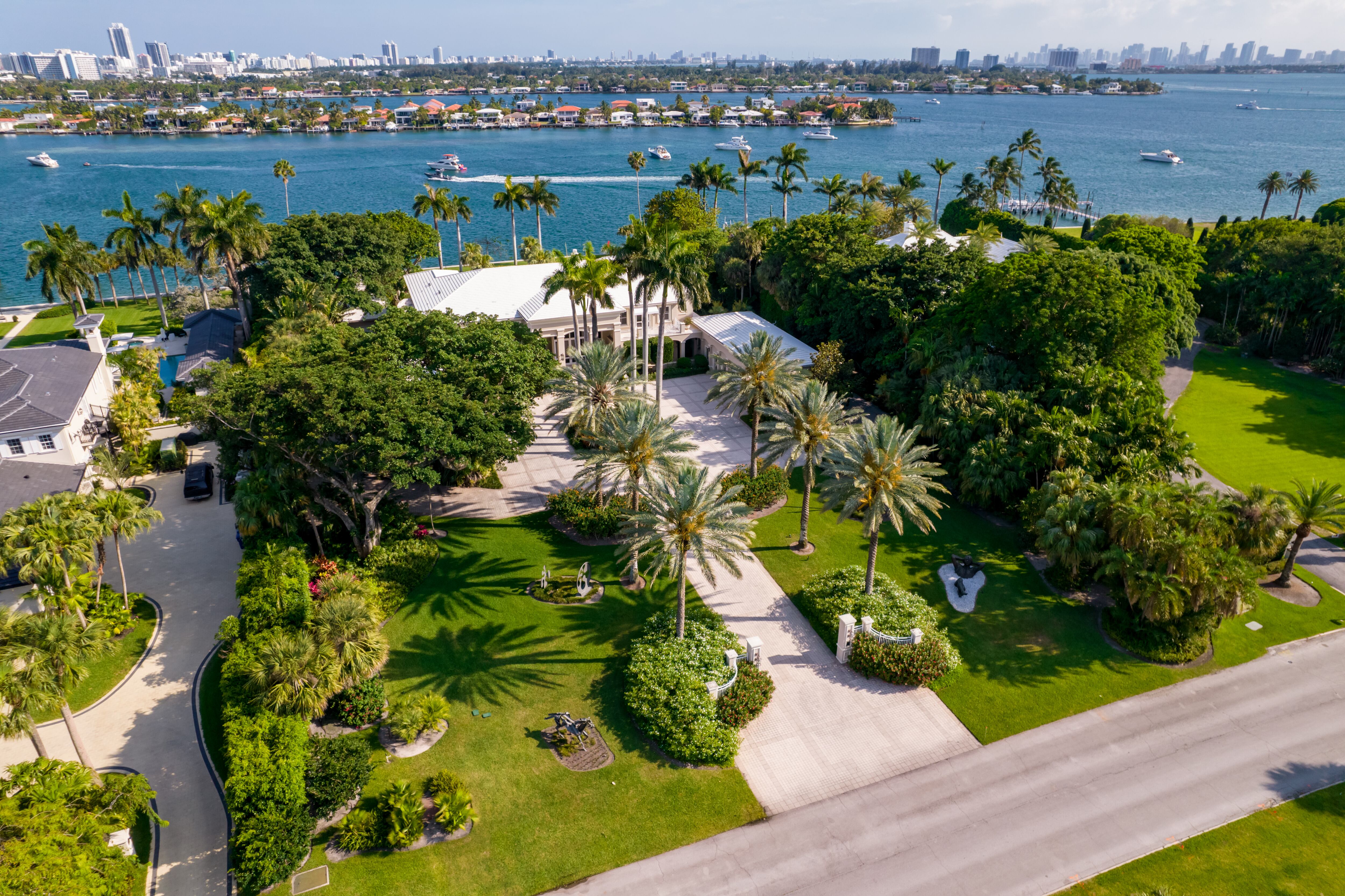 Imagen aérea de una propiedad de lujo en la isla de Indian Creek, en Miami.