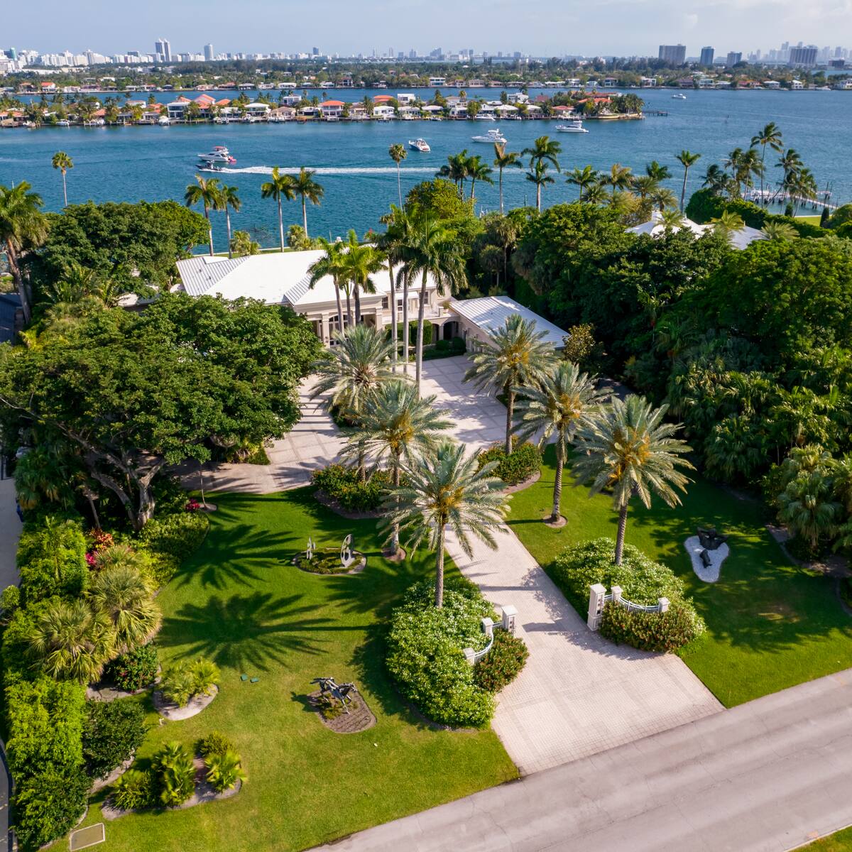 Un magnate entra en cólera al enterarse de quién es el comprador de su mansión tras aceptar una rebaja de 6 millones de dólares