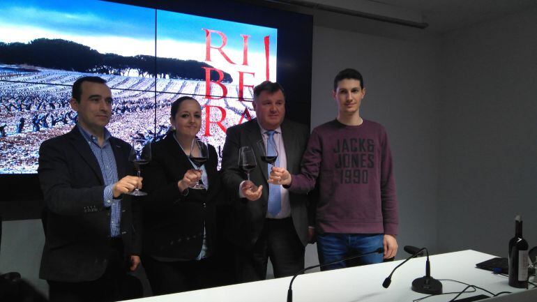 El presidente del consejo regulador brinda después de comunicar la calificación de la añada