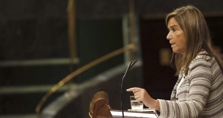 La ministra de Sanidad, Ana Mato, durante su intervención en la sesión de control al Gobierno.