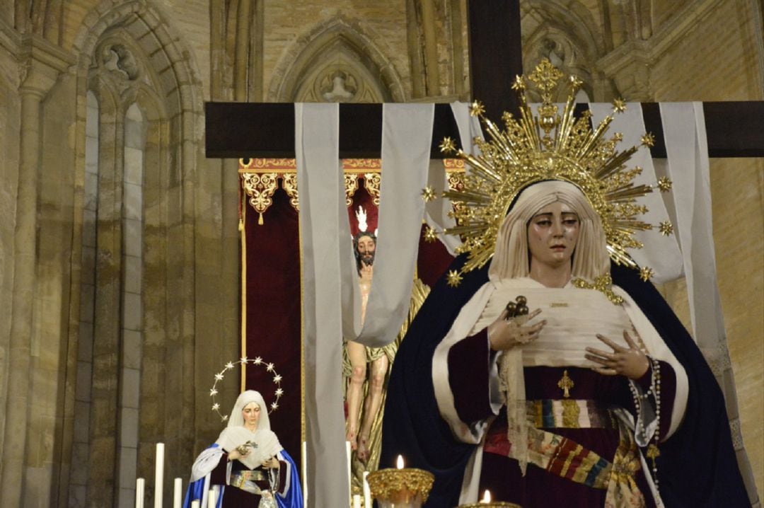 La Virgen del Amor, con el Señor Resucitado y la Virgen de la Aurora al fondo, bajo las naves de la Iglesia de Santa Marina