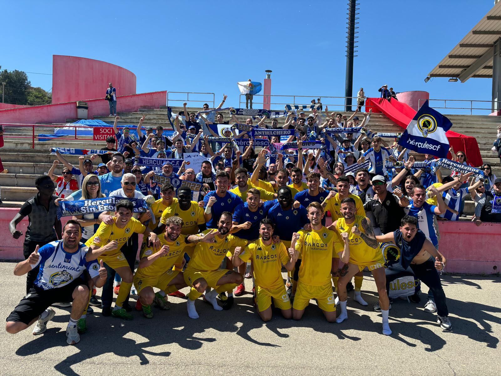 Los jugadores del Hércules celebran con los aficionados la victoria ante Manresa