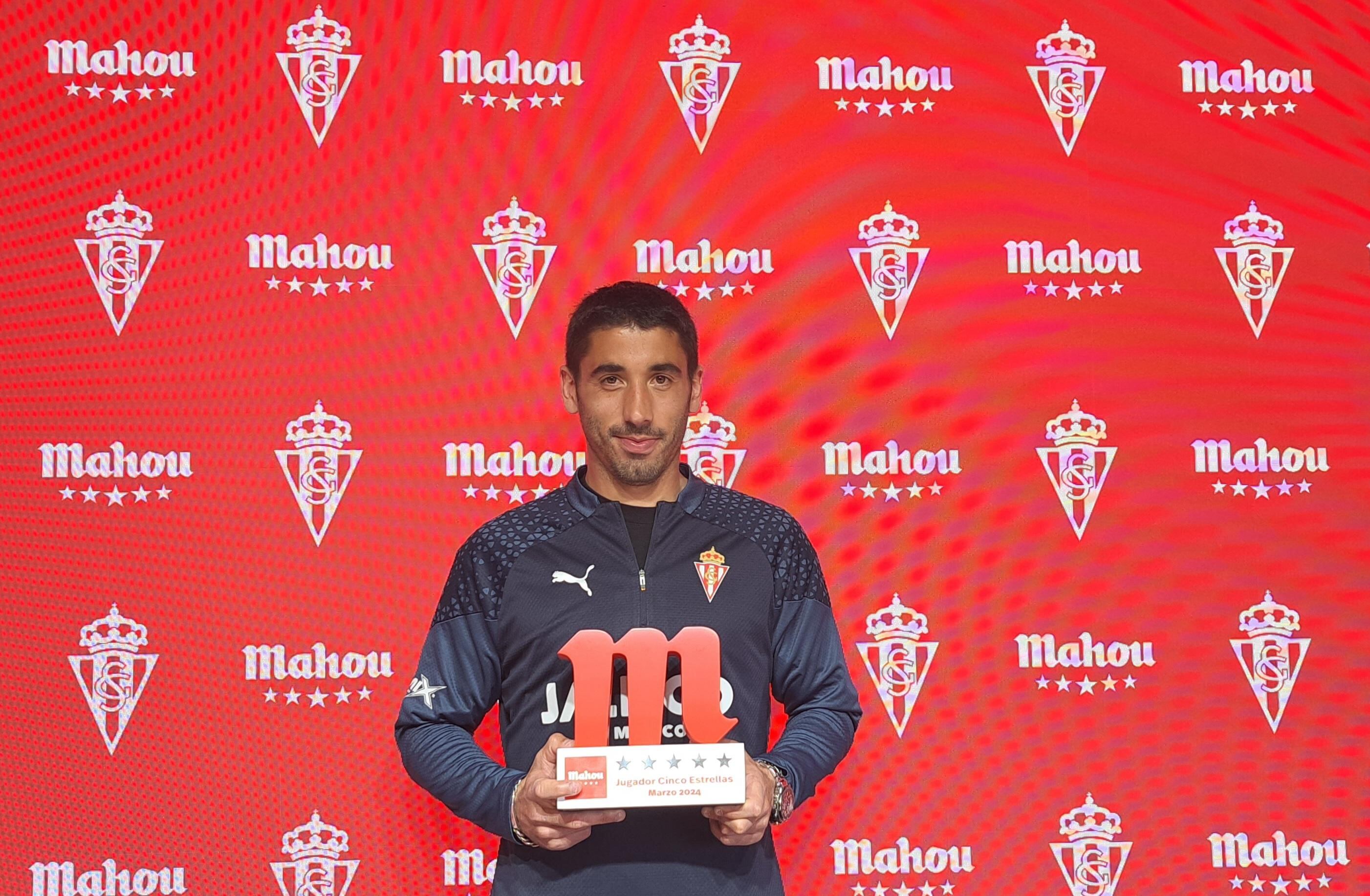 Cote recoge el trofeo Jugador Cinco Estrellas del Sporting del mes de marzo