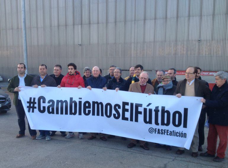 Accionistas minoritarios mostrando una pancarta antes de acceder al estadio