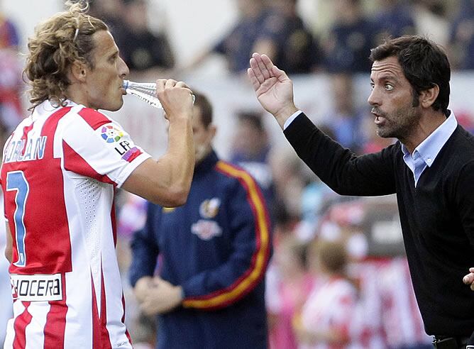 Quique da instrucciones a Forlán