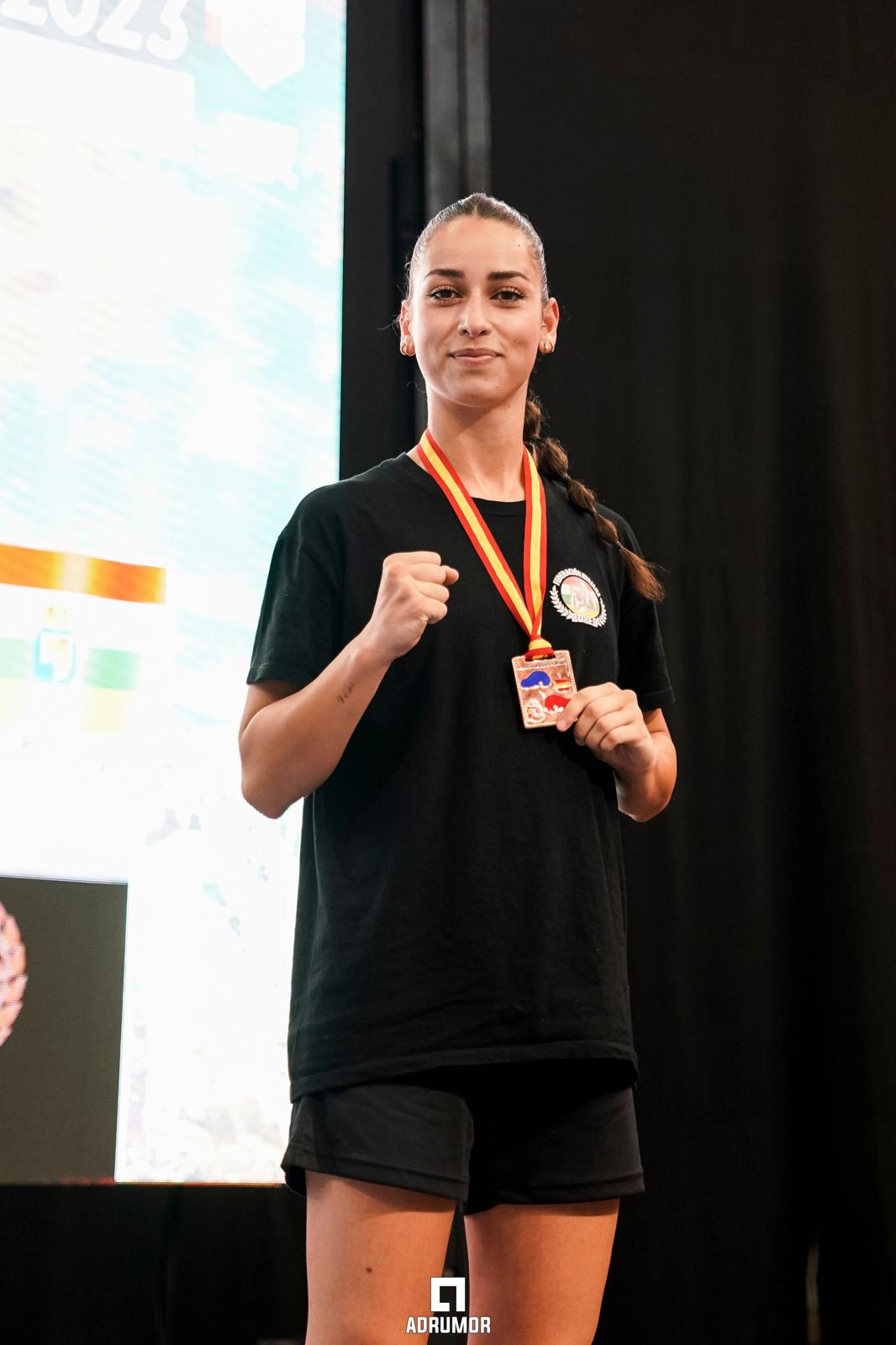 La deportista riojana, Cristian Alesanco, celebra la victoria en el Campeonato de España de clubes | Federación Riojana de Boxeo