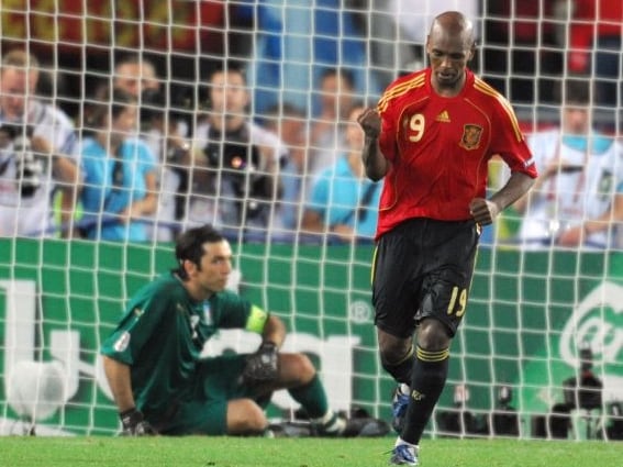 Marcos Senna marca ante Italia en la tande de penaltis de la Euro 2008