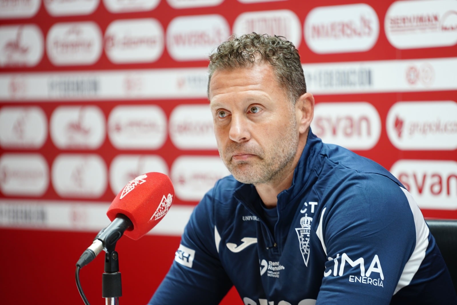 Curro Torres, entrenador del Real Murcia, durante una rueda de prensa en el estadio Enrique Roca.