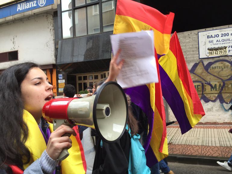 Los alumnos recorrieron el centro de Ponferrada desde la plaza de Lazúrtegui hasta la plaza del ayuntamiento