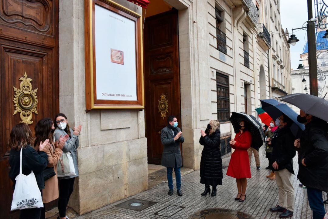 Un instante después del descubrimiento del cartel